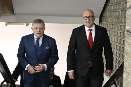 Dovera ludi vo vladu je nizka Najviac sympatii ziskal Raz Fico zaostava Simkovicova a Huliak na chvoste
