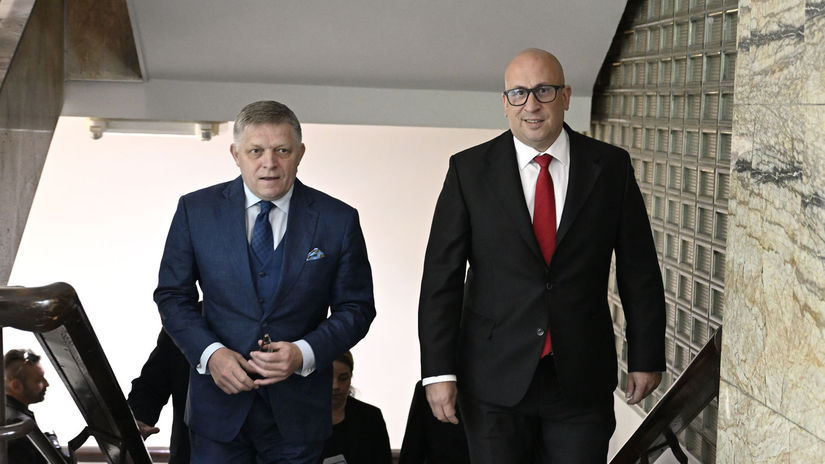 Dovera ludi vo vladu je nizka Najviac sympatii ziskal Raz Fico zaostava Simkovicova a Huliak na chvoste