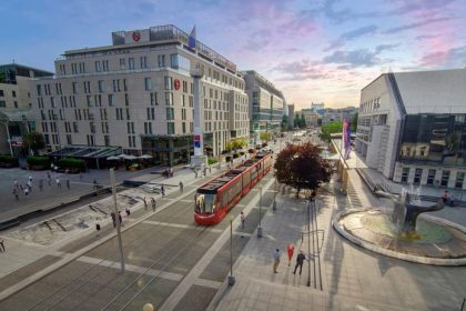 Elektricka pred SND Fauluju obe strany