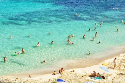 Horor na Malorke Turistku vo vode nieco napadlo