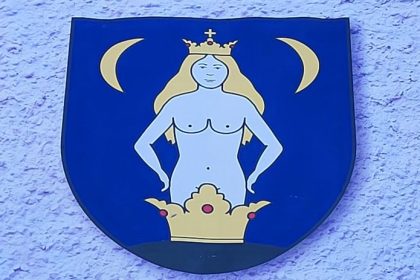 Ktory zamok ma nad vchodom nahu zenu
