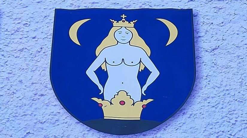 Ktory zamok ma nad vchodom nahu zenu