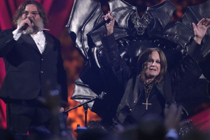 Metallica Black Sabbath a Elton John vzdavaju hold Ozzymu Osbournovi