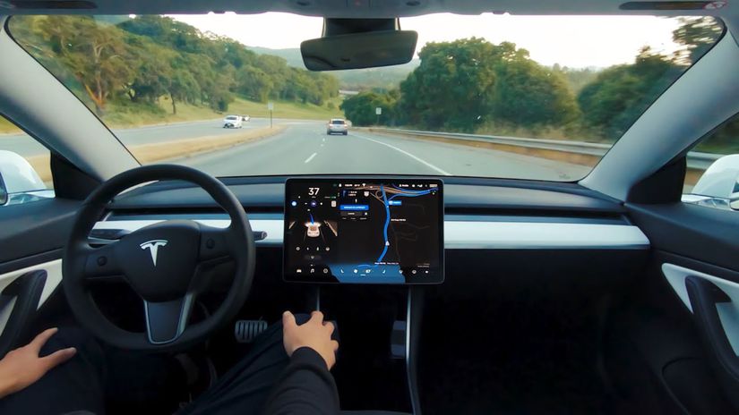 Tesla opat pred sudom Moze za smrtelnu nehodu autopilot