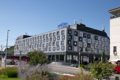 Koniec hanby Bratislavy Hotelova fasada poburila odbornikov