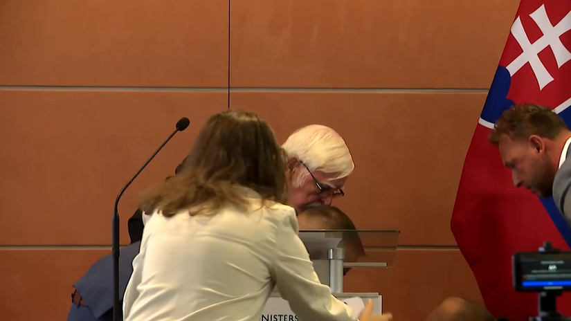 Minister vnutra a sefka policie hovorili o podvodoch na senioroch Maskarova odpadla pocas tlacovky