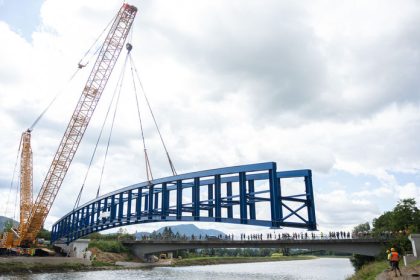 Nad Hricovskym kanalom osadili novy cyklomost dlhy 78 metrov