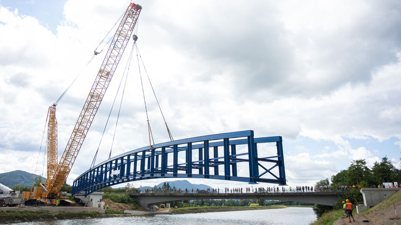Nad Hricovskym kanalom osadili novy cyklomost dlhy 78 metrov