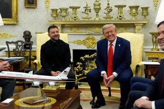 Reporter chvalil Zelenskeho za oblek v USA