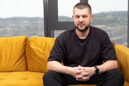 Simona ma iba ponizuje ludia sa na tom smeju