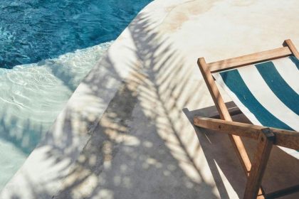 Turistka zmizla z lezadla na plazi kym manzel spal