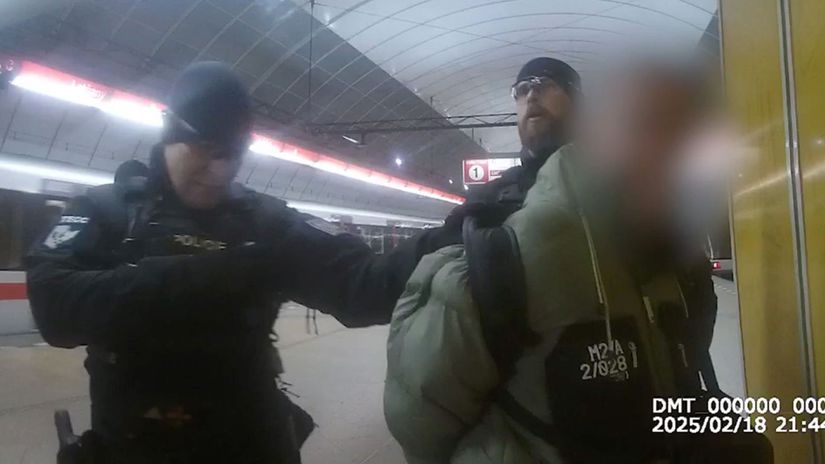 Vykrikoval ze Rusko vojnu vyhra a ohrozoval nozom