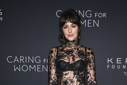 Dakota Johnson takmer naha v priesvitnych satach