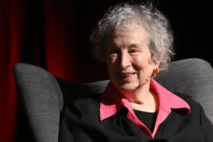 Margaret Atwoodova reaguje na zakaz knih poviedkou