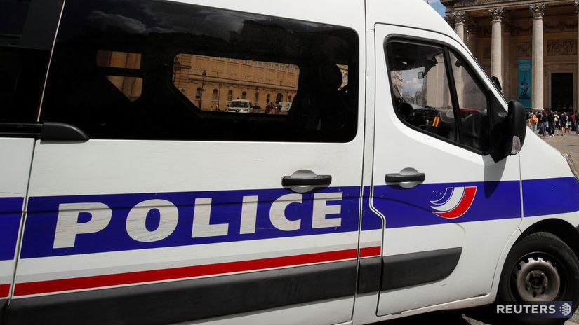 Policia vo Francuzsku zastrelila muza s macetou