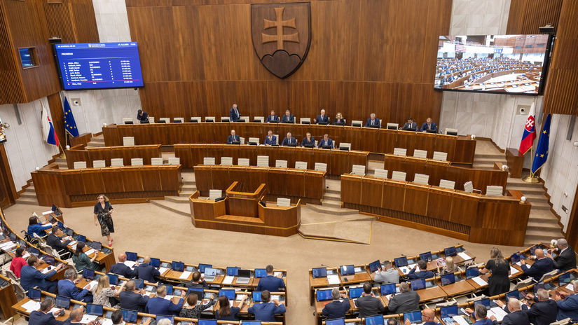 Poslanci posunuli konsolidacne opatrenia do 2 citania