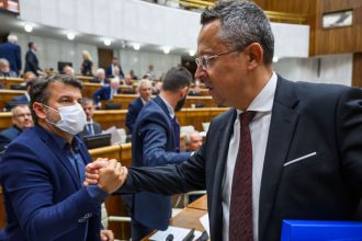 Poslanci schvalili konsolidacny balik jeden sa nezucastnil hlasovania Co sa meni