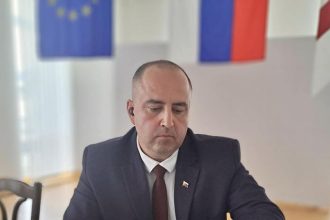 Primator ktory po nehode zostava vo funkcii