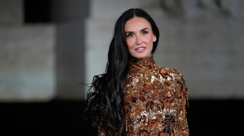 Uchvatna Demi Moore v zlate Serena stihla a Gwyneth Gucci vracia sexepil a tuzbu