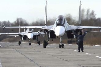 VIDEO Ruske namorne mechanizovane a vzdusne sily pri hraniciach NATO cvicenie Zapad 2025