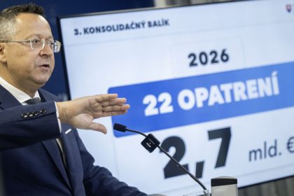 Zmrazenie platov a prepustanie uradnikov
