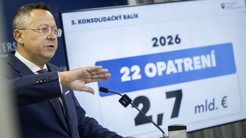 Zmrazenie platov a prepustanie uradnikov
