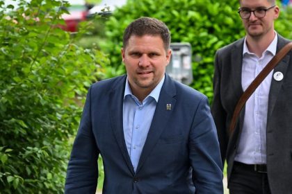 Hrcka spat v urade a kritizuje Valla Mesto nie je dobry manazer