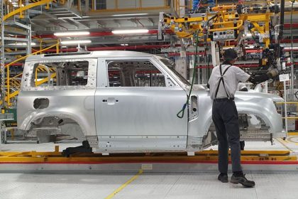 Jaguar Land Rover vraj obnovi cast vyroby Situacia zostava velmi vazna