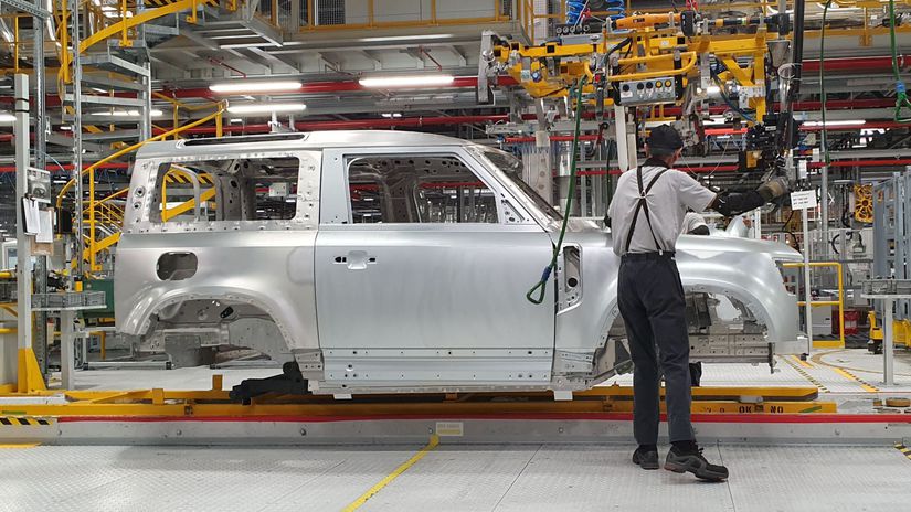 Jaguar Land Rover vraj obnovi cast vyroby Situacia zostava velmi vazna