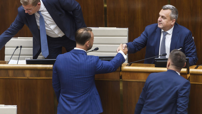 Koalicne skriepky pokracuju Hlas kritizuje Danka