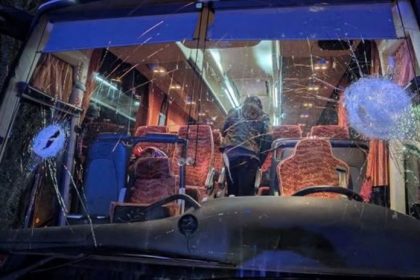Nasrdeni fanusikovia nezvladli prehru Hadzali tehly do autobusu jedna zabila vodica