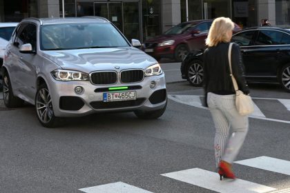 Predne zelene brzdove svetlo na autach bude legalne