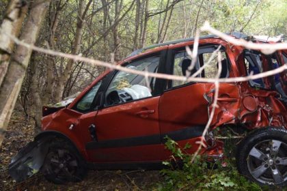 Pri B Stiavnici sa zrutilo auto posadka zahynula