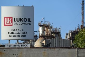 Rusky Lukoil preda zahranicne aktiva cerpacie stanice a rafinerie