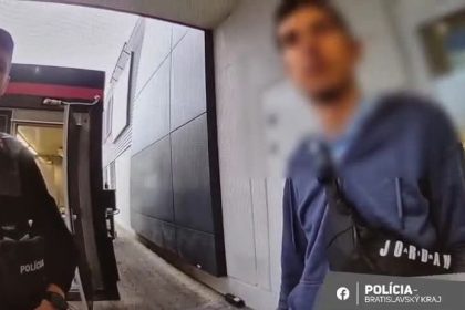 VIDEO Predbiehanie pri pokladni skoncilo bitkou Policia obvinila muza za utok v bratislavskych potravinach