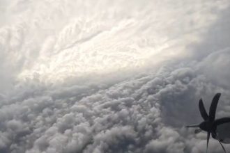 VIDEO Unikatne zabery Piloti natocili prelet hurikanu Melissa