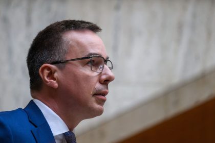 Minister prace sa Nadovi neospravedlni tvrdi ze vlada nemala pravo darovat stihacky MiG 29 na Ukrajinu