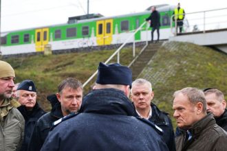 Obvineni zo sabotaze v Polsku utiekli do Bieloruska Sikorski slubuje odvetu Na kriticku infrastrukturu nasadili 10 tisic vojakov