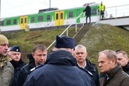 Obvineni zo sabotaze v Polsku utiekli do Bieloruska Sikorski slubuje odvetu Na kriticku infrastrukturu nasadili 10 tisic vojakov