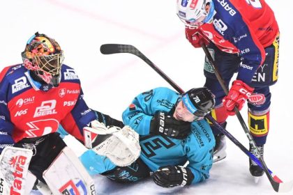 Sokujuci moment v ceskej extralige Mlady Slovak dostal kopanec korculou do hlavy