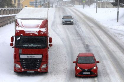 Viacero horskych priechodov pre kamiony uzavreli Meteorologovia varuju pred poladovicou a povodnami