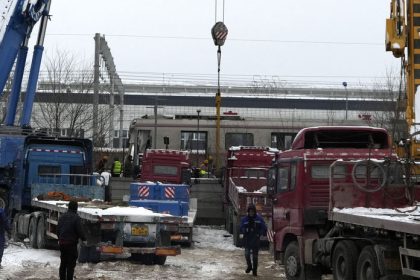 Vlak zrazil robotnikov na zeleznici zahynulo 11 ludi
