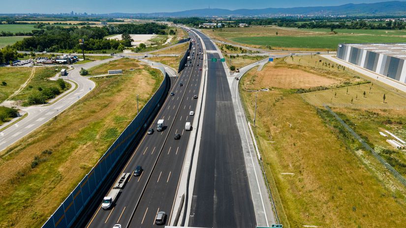 A je to tu Velky milnik na D1 prichadza NDS avizuje uzaveru