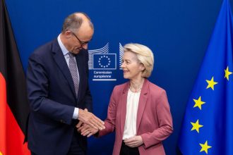 Brusel chce jednomyselnu dohodu o miliardach pre Ukrajinu Leyenova sa zhodla s Merzom Vsetky staty EU musia niest rovnake riziko