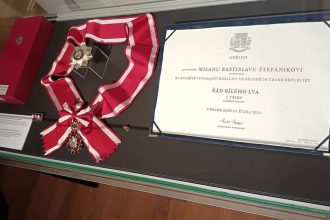 Medaily a rady diplomatov rozpravaju pribehy