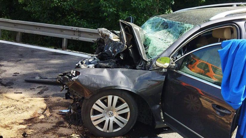 Na juhu Slovenska sa zrazilo policajne auto s osobnym autom cesta je uzavreta