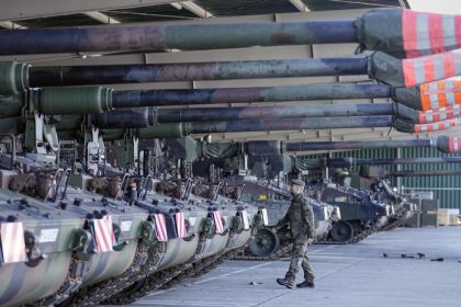 Nemecka armada vyhodila niekolkych vysadkarov FAZ pise o hajlovani oplzlych vtipoch antisemitizme