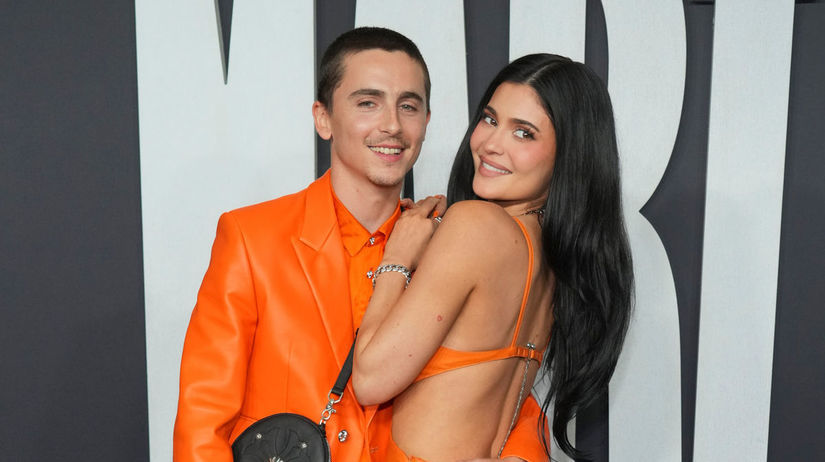 Oranzova smrst na premiere Kylie Jenner ukazala dekolt Timothee prekvapil raketou