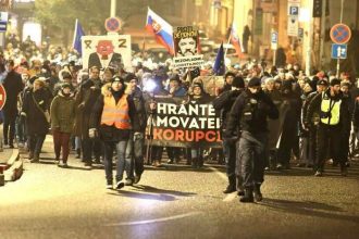 Protest nezabral poslanci posunuli zrusenie Uradu do druheho citania