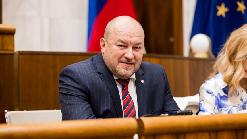 Reci o rekonstrukcii vlady su symptomom krizy